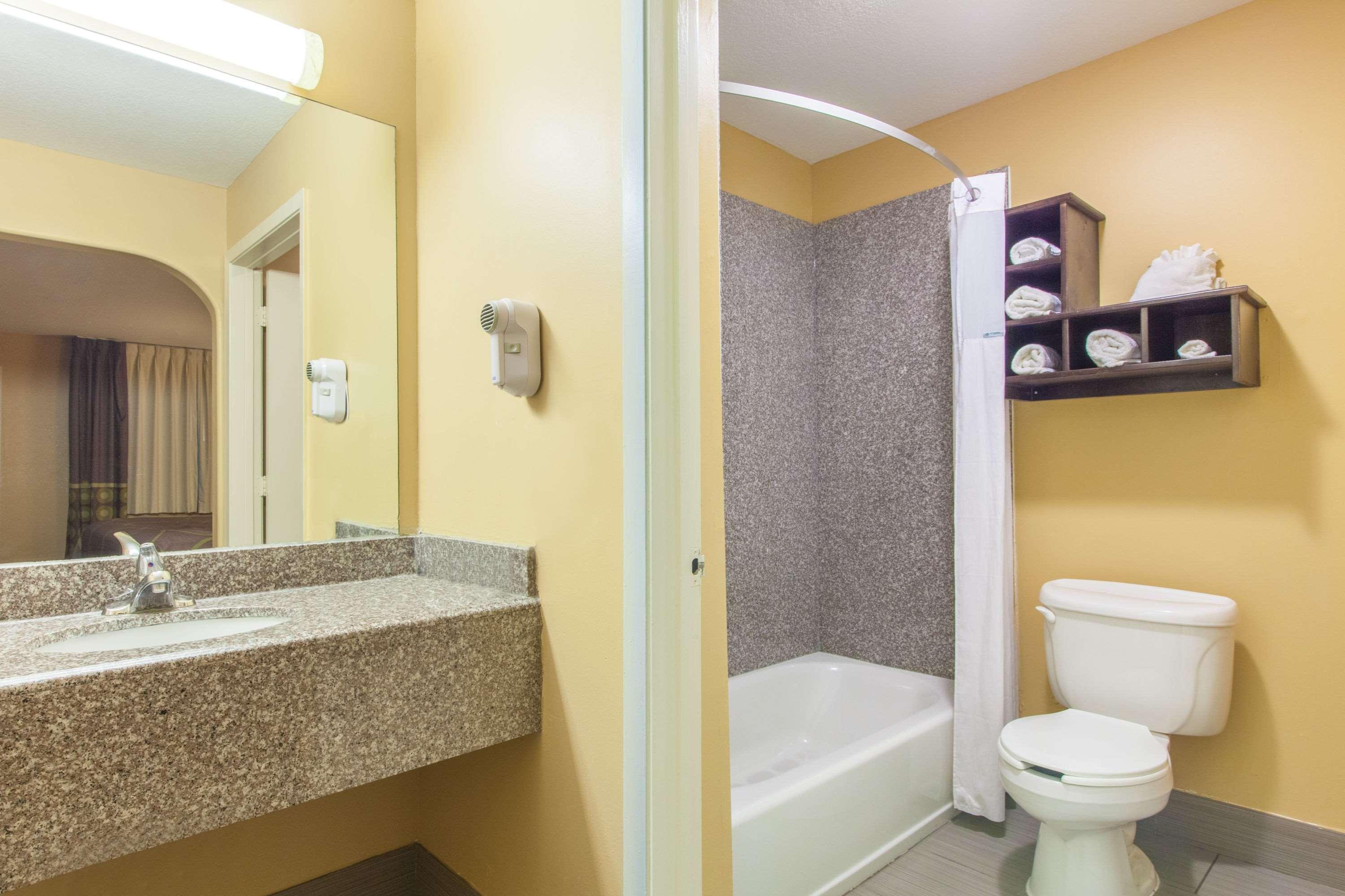 Super 8 By Wyndham Houston/Willowbrook Hwy 249 Ngoại thất bức ảnh